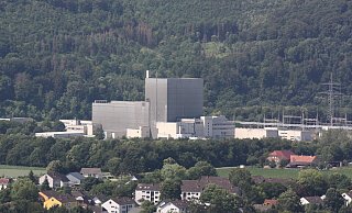 Die Wohnbebauung von Würgassen liegt nah am geplanten Bereitsellungslager für schwach- und mittelradioaktivem Atommüll am Kraftwerkstand von Würgassen. - Torsten Wegener