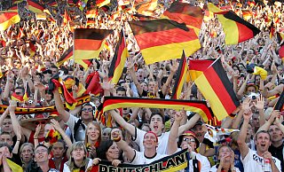 Gibt in diesem Sommer wieder ein Fußballmärchen zu bejubeln, wie hier 2010 auf der Fanmeile in Berlin? In Warburg werden die EM-Spiele auf dem Neustadtmarktplatz gezeigt. (Archivbild) - Dpa