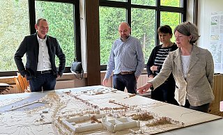 Wie könnte der Campus Corvey aussehen? Professor Jürgen Krahl (Präsident, TH OWL; v. l.), Professor Christian Jolk (Geoinformationssysteme und Digitalisierung, TH OWL), Nicole Soltwedel (Kanzlerin, TH OWL) und Professorin Uta Pottgiesser (Vizepräsidentin für Kultur, Kommunikation und Internationales, TH OWL) betrachten ein Modell, das eine Vision veranschaulicht). - TH OWL Wie könnte der Campus Corvey aussehen? Professor Jürgen Krahl (Präsident, TH OWL; v. l.), Professor Christian Jolk (Geoinformationssysteme und Digitalisierung, TH OWL), Nicole Soltwedel (Kanzlerin, TH OWL) und Professorin Uta Pottgiesser (Vizepräsidentin für Kultur, Kommunikation und Internationales, TH OWL) betrachten ein Modell, das eine Vision veranschaulicht). - TH OWL