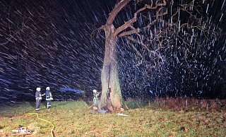 Wind und Schneeregen begleiteten die fast dreistündigen Löscharbeiten in Höxter. - Thomas Kube