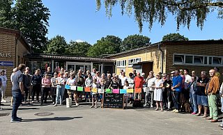 Mit Plakaten zeigten die 70 Demonstranten ihren Unmut über die verkürzten Öffnungszeiten des Waldbades in Schloß Neuhaus. - Initiative „Pro Waldbad“
