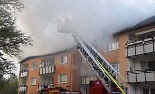 Dicke Rauchschwaden steigen über dem Mehrfamilienhaus an der Küsterwiese auf. - Charlotte Mahncke
