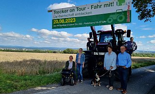 Stehen schon bereit: Maria Henkemeier (Ortslandwirtin in Delbrück-Boke, v.l.), Larissa Tillmann (Sozialrechtsberaterin beim Landwirtschaftlichen Kreisverband), Eduard Gockel (Stellvertretender Vorsitzender des Kreisverbandes), Hund Luna, Irmgard Gockel (Kinderärztin und Gastgeberin), Hubertus Beringmeier (Kreisverbandsvorsitzender) und Landwirt Johannes Jakobs. - Moritz Trinsch