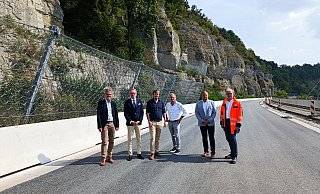 Holzmindens Kreisbaurat Ralf Buberti (v. l.), Eric Oehlmann (Präsident der Landesbehörde für Straßenbau und Verkehr), Sebastian Rode (Samtgemeindebürgermeister Bodenwerder-Polle), Fred Burkert (Erster Samtgemeinderat), Michael Schünemann (Landrat Holzminden), Markus Brockmann (Geschäftsbereichsleiter Hameln der Landesbehörde für Straßenbau und Verkehr). - NLStBV