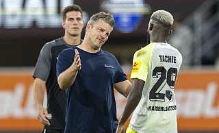 SCP-Trainer Lukas Kwasniok klatscht nach dem Schlusspfiff mit seinem Ex-Schützling Richmond Tachie ab, der den 2:0-Treffer für Kaiserslautern glänzend vorbereitet hatte. - picture alliance/dpa