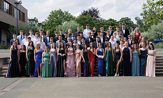 Lange Roben, weiße Hemden: Die Absolventinnen und Absolventen der Geschwister-Scholl-Realschule beim Abschlussfoto. - Petra Butenholz