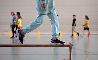 Die Weltgesundheitsorganisation empfiehlt für Kinder und Jugendliche eine Stunde Bewegung am Tag. Doch im schulischen Alltag fehlt diese oft. - Symbolbild: dpa/Soeren Stache