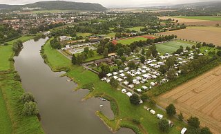 Direkt an der Weser liegt der Campingplatz. Wie sollen die Besucher und Gäste über den Fluss kommen, wenn die Brücke (Hintergrund) lange gesperrt ist? - Jens Reddeker