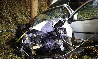 Der verunfallte Pkw, nachdem der Unfallverursacher aus dem Fahrzeug geborgen wurde. - Polizei Höxter