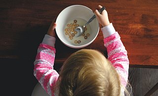 Wenn eine Alleinerziehende im Schichtdienst arbeitet, wird die Kinderbetreuung schnell zum Problem. In Paderborn gibt es ein Projekt, das Alleinerziehende in den Randzeiten unterstützt. - Symbolfoto: Unsplash