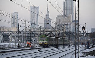 Ein Zug vor der Skyline von Warschau: Jugendliche sollen im kommenden Jahr vergünstigt zwischen Polen und Deutschland hin- und herreisen können. Foto: Aleksander Kalka/ZUMA Press Wire - picture alliance / ZUMAPRESS.com
