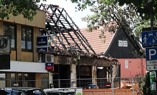 Die Brandruine von der Steinstraße aus gesehen: Vor den Gebäudesten steht bereits eine Mulde. - Alina Rullkötter