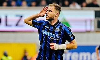 Ein Torschütze salutiert: SCP-Stürmer Dennis Srbeny sendet nach seinem 4:1-Treffer gegen Braunschweig einen Gruß ans Publikum. - Besim Mazhiqi