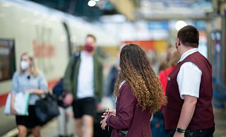 Ausraster haben bei Bus- und Bahngästen in den vergangenen Jahren deutlich zugenommen. Eine Bielefelderin erlebt das jeden Tag bei der Arbeit. (Symbolfoto) - dpa/ Sebastian Gollnow