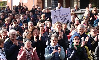 Mehr als 800 Teilnehmer nahmen an der Demo gegen Rechts in Enger teil. Der Barmeierplatz platzte aus allen Nähten, hier fanden die Kundgebungen statt. Musikalisch untermalt wurde die Veranstaltung von André Deininger, der für Jens Kosmiky eingesprungen ist. - Claus Frickemeier
