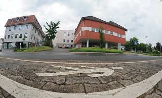 Mit dem Hinweis auf die Nähe zum Rahdener Krankenhaus war vor einigen Jahren an der Ecke Hohe Mühle/Feldstraße das Ärztehaus errichtet worden, es gab von ambulanten Ärzten wiederholt Lob für die gute Zusammenarbeit bei der Hilfe für Notfälle. Das Krankenhaus soll nun Ende des Jahres geschlossen werden. - Joern Spreen-Ledebur Mit dem Hinweis auf die Nähe zum Rahdener Krankenhaus war vor einigen Jahren an der Ecke Hohe Mühle/Feldstraße das Ärztehaus errichtet worden, es gab von ambulanten Ärzten wiederholt Lob für die gute Zusammenarbeit bei der Hilfe für Notfälle. Das Krankenhaus soll nun Ende des Jahres geschlossen werden. - Joern Spreen-Ledebur