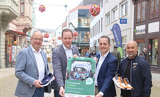 Thomas Pottmeier (Teamleiter Vertrieb AOK NordWest), Jens Klingemann (Geschäftsführer Mode- und Sporthaus Klingemann, Jörg Albers (Sparkasse Höxter) und Karsten Gonzaga (Abteilungsleiter Sport) präsentieren den achten Höxteraner Firmenlauf. - Burkhard Battran