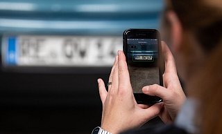 Per Scan mit dem Dienst-Smartphone konnte der Polizeibeamte alle Ungereimtheiten aufklären. - picture alliance/dpa