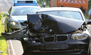 Der BMW war nach der Kollision schwer beschädigt. Die Fahrerin setzte ihre Fahrt dennoch fort. - Symbolfoto: Andreas Zobe