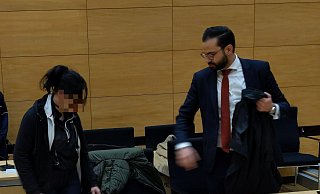 Die Angeklagte und ihr Verteidiger Ali Mojab. - Nils Middelhauve