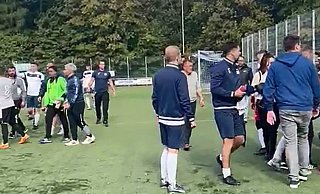 Ein bewusstloser Schiedsrichter, Beleidigungen und eine Massenschlägerei: Der Screeshot aus einem Zuschauervideo zeigt eine Szene kurz nach dem Skandalspiel. - Peter Burkamp, Fotorepro: Carsten Berger