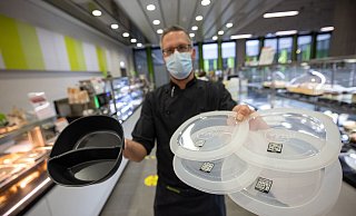 Küchenchef Christian Altenhöner präsentiert das neue Mehrweg-Geschirr zum Mitnehmen. - Oliver Krato