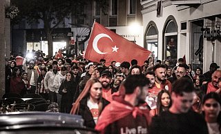 Türkei-Fans feiern nach dem EM-Spiel gegen Österreich in der Bielefelder Innenstadt. Der Jahnplatz wird von der Polizei erstmals dabei gesperrt. - NW
