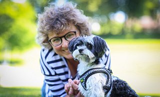 Dank Biewer-Yorkshire-Terrierer Jimmy traut sich Violetta Schymonek wieder raus. Und kann wieder lachen. - Sarah Jonek