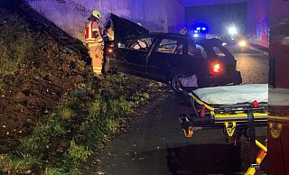 Aus bisher ungeklärter Ursache kollidierte ein BMW Kombi im Bereich der Autobahnüberführung mit der Brücke. - Feuerwehr Paderborn
