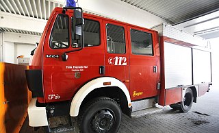 In einer Garage des Bauhofs wartete das ausgemusterte Löschfahrzeug der Verler Feuerwehr auf den Verkauf. Jetzt wird es doch noch zum Einsatz kommen. - Roland Thöring