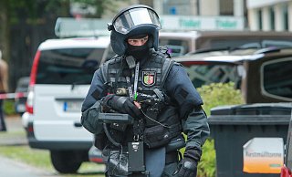 Archivbild: Ein SEK-Beamter beim Einsatz. - Andreas Zobe