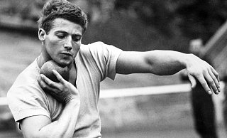 Kurt Bendlin 1967 beim Kugelstoß-Training. - Horst Ossinger
