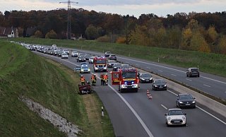 Der Verkehr staute sich auf der A33 über mehrere Kilometer zurück, nachdem sich ein Pkw-Fahrer mit seinem Volvo überschlagen hatte. - Charlotte Mahncke
