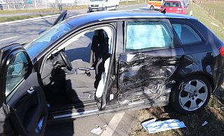 Der Audi ist an der linken Seite stark beschädigt worden. - Polizei Höxter