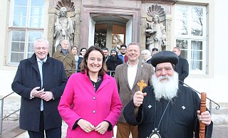 Bürgermeister Daniel Hartmann, Regierungspräsidentin Anna Katharina Bölling und MdL Matthias Goeken gratulieren dem koptischen Generalbischof Anba Damian zum 30-jährigen Klosterbestehen. - Burkhard Battran