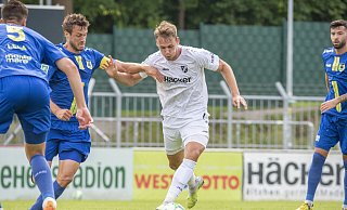 Dagegenhalten: Thilo Töpken (r.), der bislang drei Saisontore für den SV Rödinghausen erzielt hat, und seine Teamkameraden sind an diesem Wochenende auf dem Aachener Tivoli im Einsatz. - Joel Beinke