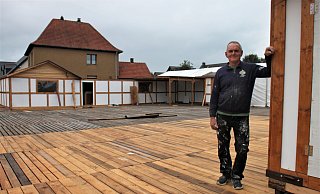 Manfred Schröder an der Stelle, an dem in diesem Jahr der "Ahler Lichterglanz" stattfinden soll. Die Paletten sind schon verlegt, viele Buden stehen bereits. - Meiko Haselhorst