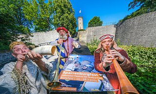 Dr. Bombastus (Lutz Jahr), der Bastard des Fürsten von Ravensburg, Johannes Faget und Gewürzkrämerin Elke Osterhaus freuen sich bei strahlendem Sonnenschein auf das Sparrenburgfest 2024. - Andreas Zobe