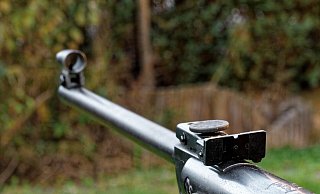 Der Fahrer hatte nicht nur ein Gewehr im Auto. - Symbolbild: Pixabay