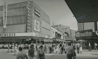 Eine Ansicht aus dem Jahr 1983: links Leineweber, hinten Horten, rechts Quelle – und aufgenommen wurde das Foto aus Richtung Karstadt. - Stadtarchiv