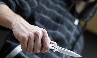 Einer der Angreifer zückte ein Messer, mit dem er einen 22-jährigen Bielefelder verletzte. - Symbolfoto: imageBROKER