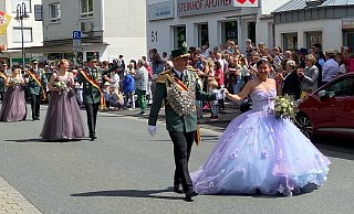 Das Königspaar Christopher und Isabel Eusterholz begeistert die Zuschauer beim Schützenfest in Elsen. - Dana Stoll