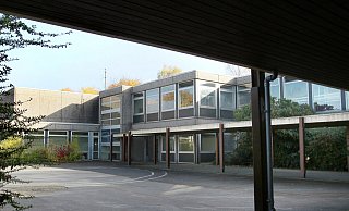 Die Stadt plant ein neues Wohnquartier auf dem Gelände der früheren Hauptschule in Elverdissen und dem dahinter liegenden Acker. - Frank-Michael Kiel-Steinkamp