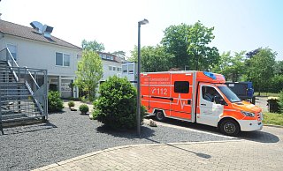 Bei der Versorgung von Notfällen rücken Rettungswagen von der Wache am Krankenhaus Rahden aus. Das Krankenhaus Rahden aber steuern sie dann mit Patienten nicht mehr an. Das Krankenhaus wird schließen, die vom Kreis betriebene Rettungswache neu gebaut werden. - Joern Spreen-Ledebur