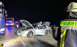 Die linke Seite sowie das Dach der Mercedes E-Klasse sind nach dem schweren Unfall auf der Autobahn 2 aufgerissen. Der Lkw des Unfallgegners ist erst einige Meter weiter zum Stehen gekommen. - Daniel Hobein / Feuerwehr Bad Salzuflen