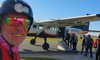 Der Paderborner Tom Brand vor dem Einstieg in den Flieger zum Weltrekordversuch im Fallschirm-Formationsflug. - Tom Brand