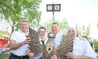 Gute Laune am Adlerstand: Die Rahdener Schützengilde feierte 2019 ihr 175. Jubiläum, heuer steht der 180. Geburtstag an. Horst Fahrmeyer (3. v. l.) wurde 2019 Jubiläumskönig und Kaiser der Rahdener Schützengilde - und blieb das vier Jahre lang. Ihm gratulierten damals auch Bürgermeister Bert Honsel, Vizekönigin Yvonne Beischer und Torsten Wiefhoff. - Joern Spreen-Ledebur