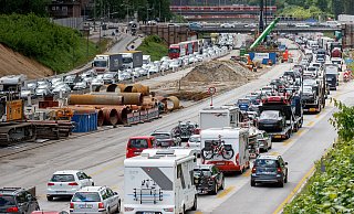 Auf dem Weg zur Nordsee: Auch in Hamburg staut es sich. - Markus Scholz/dpa
