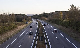 Ein betrunkener Autofahrer aus Hille hat wegen eines Unfalls selbst die Polizei gerufen. - Pixabay