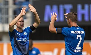 Jasper van der Werff (l.) und Uwe Hünemeier bilden in dieser Saison das etatmäßige Innenverteidiger-Duo des SC Paderborn, wenngleich Hünemeier derzeit wegen einer Rotsperre passen muss. - picture alliance